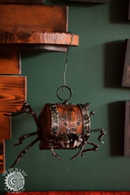 Drewniana skrzynka mimik pająk (This Guy in a Hat)