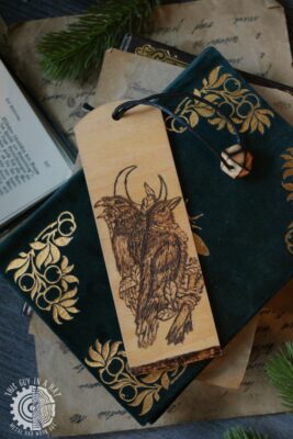 Wypalane zakładki do książek (This Guy in a Hat)