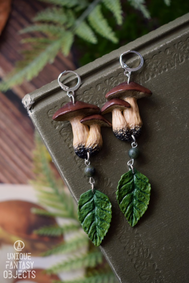 Kolczyki z grzybem borowika, liściem i jadeitem Kolczyki z grzybem borowika, liściem i jadeitem (Unique Fantasy Objects)