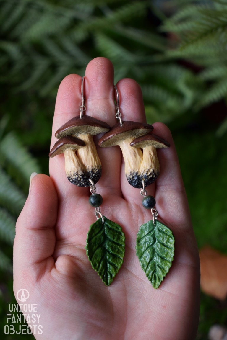 Kolczyki z grzybem borowika, liściem i jadeitem Kolczyki z grzybem borowika, liściem i jadeitem (Unique Fantasy Objects)