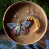Kolczyki z rzeźbą ćmy Carthaea saturnioides oraz jej gąsienicy (Unique Fantasy Objects)
