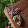 Kolczyki z rzeźbą ćmy Hyles nicaea oraz jego gąsienicy (Unique Fantasy Objects)