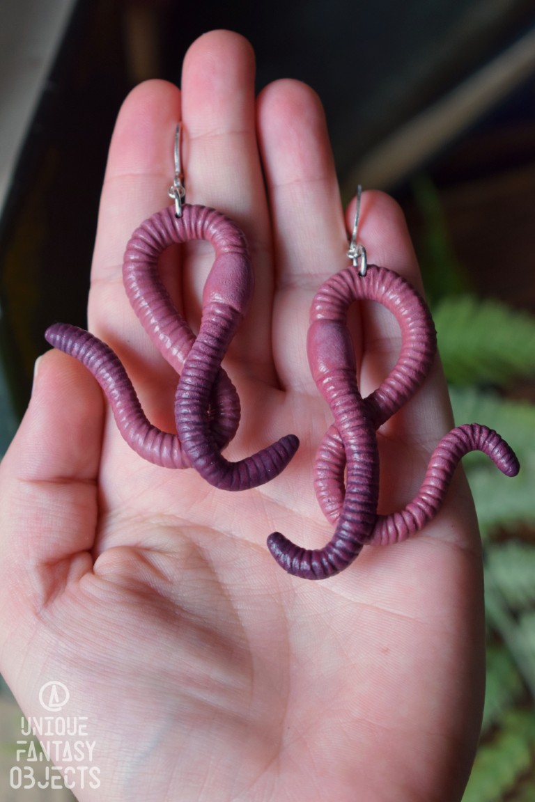 Kolczyki z rzeźbą dżdżownicy Kolczyki z rzeźbą dżdżownicy(Unique Fantasy Objects)