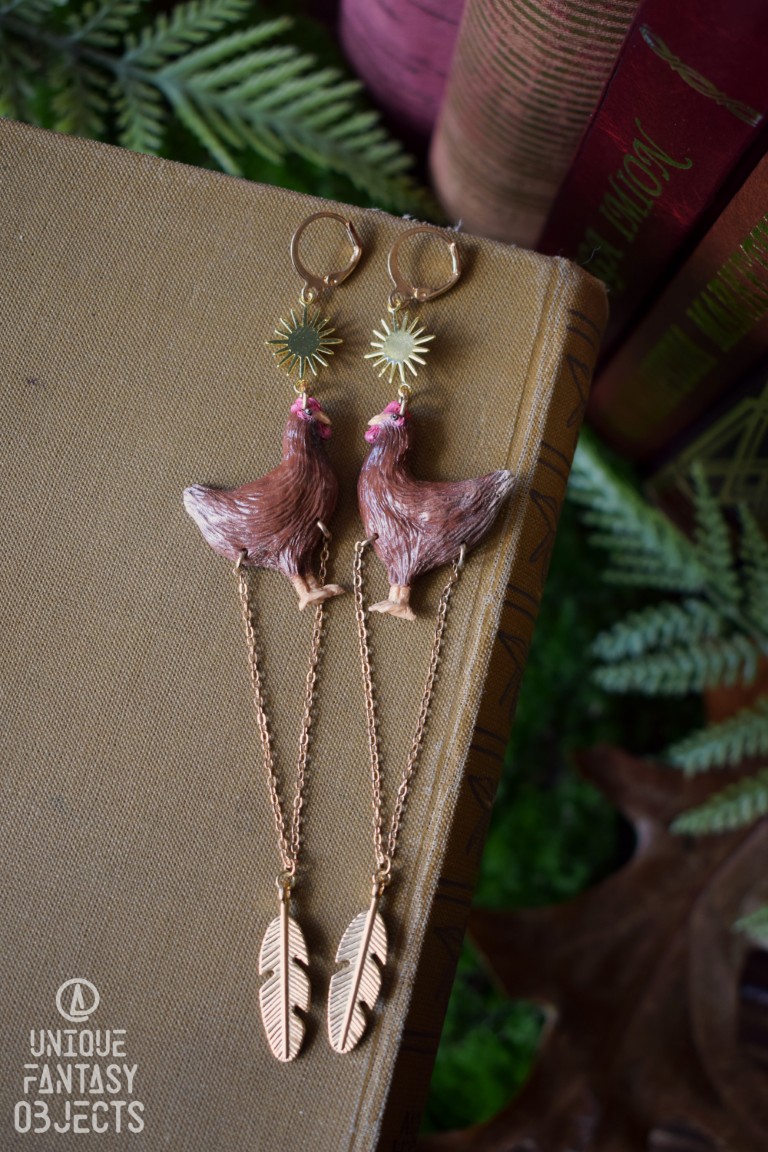 Kolczyki z kurą domową i łańcuszkami Kolczyki z kurą domową i łańcuszkami (Unique Fantasy Objects)