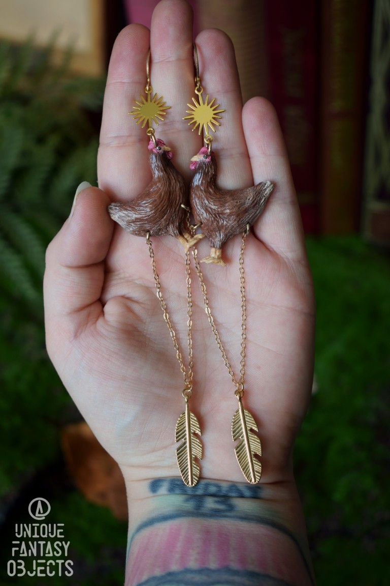 Kolczyki z kurą domową i łańcuszkami Kolczyki z kurą domową i łańcuszkami (Unique Fantasy Objects)