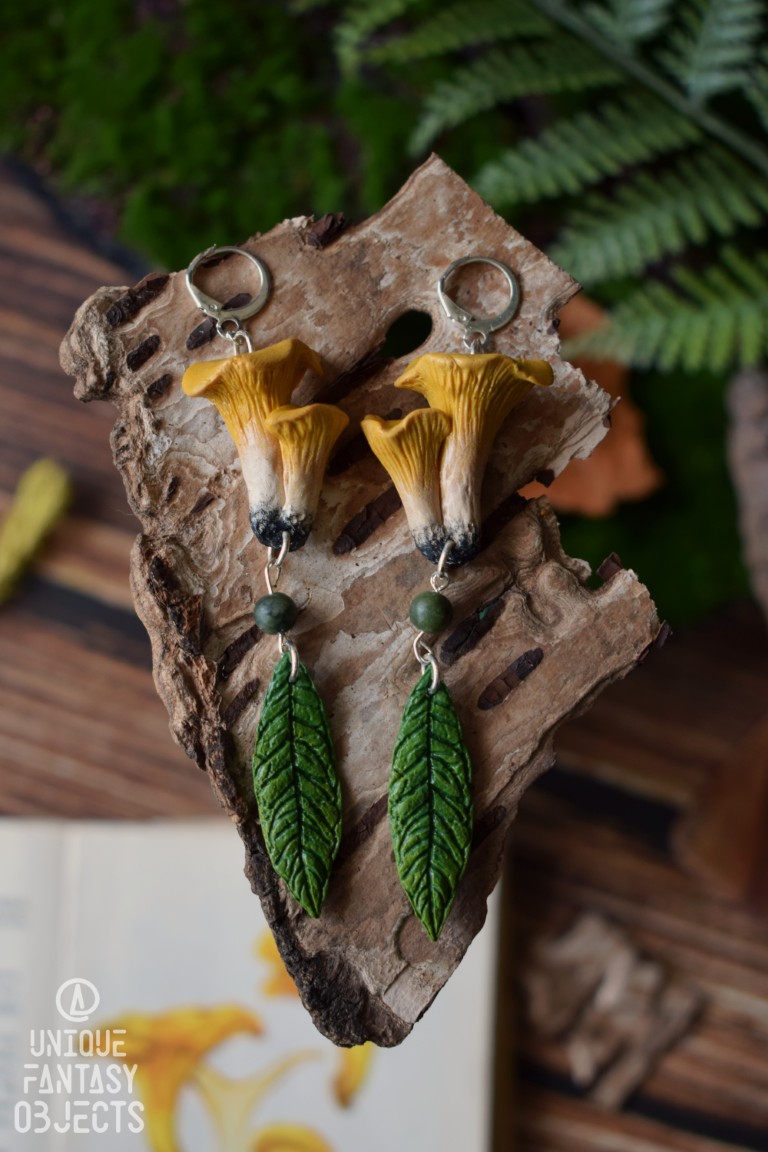Kolczyki z rzeźbą kurki, liściem i jadeitem Kolczyki z rzeźbą kurki, liściem i jadeitem (Unique Fantasy Objects)