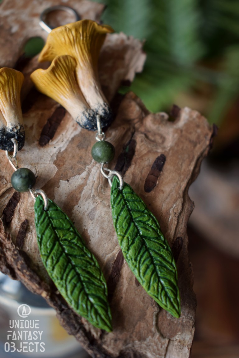 Kolczyki z rzeźbą kurki, liściem i jadeitem Kolczyki z rzeźbą kurki, liściem i jadeitem (Unique Fantasy Objects)