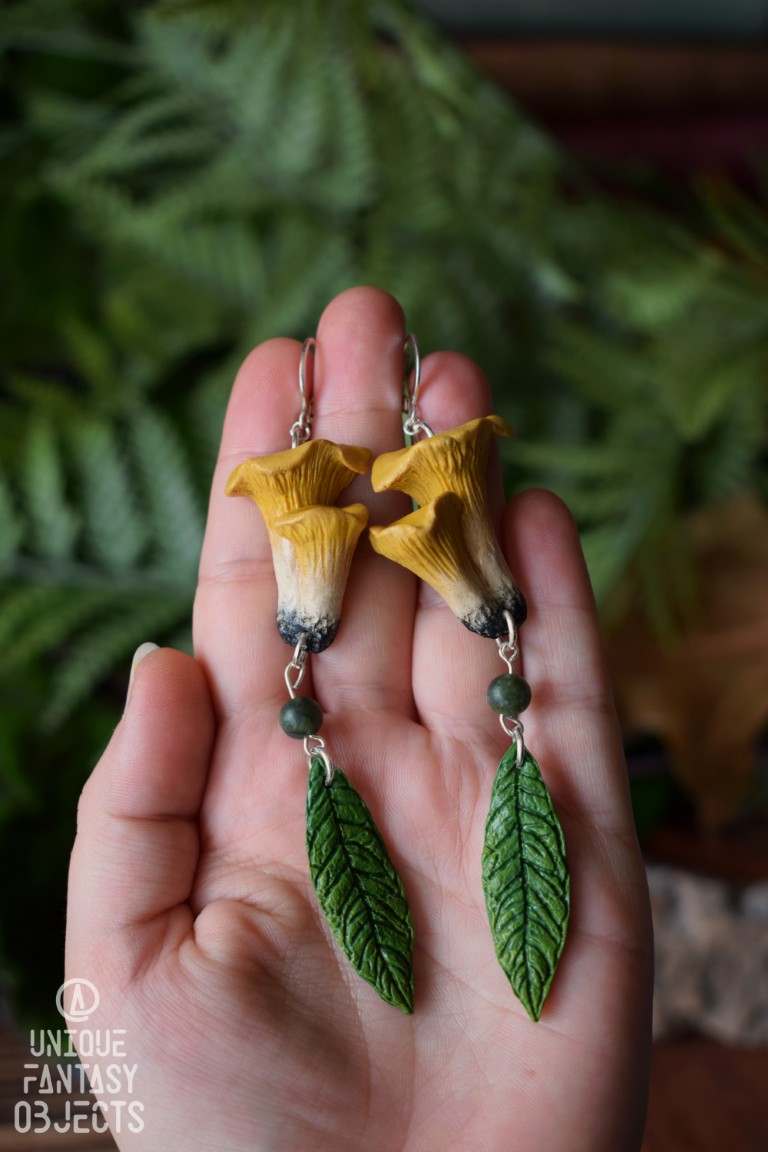 Kolczyki z rzeźbą kurki, liściem i jadeitem Kolczyki z rzeźbą kurki, liściem i jadeitem (Unique Fantasy Objects)