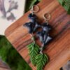 Kolczyki z rzeźbą lejkowca dętego, liśćmi i jadeitem Kolczyki z rzeźbą lejkowca dętego, liśćmi i jadeitem (Unique Fantasy Objects)