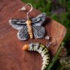 Kolczyki z rzeźbą motyla Burara gomata oraz jego gąsienicy Kolczyki z rzeźbą motyla Burara gomata oraz jego gąsienicy (Unique Fantasy Objects)