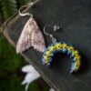 Kolczyki z rzeźbą ćmy Lobeza medina oraz jego gąsienicy Kolczyki z rzeźbą ćmy Lobeza medina oraz jego gąsienicy (Unique Fantasy Objects)