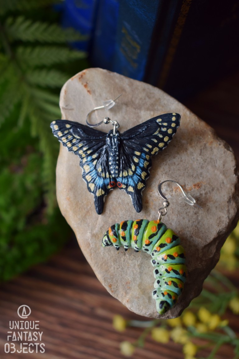 Kolczyki z rzeźbą motyla Papilio polyxenes oraz jego gąsienicy Kolczyki z rzeźbą motyla Papilio polyxenes oraz jego gąsienicy (Unique Fantasy Objects)