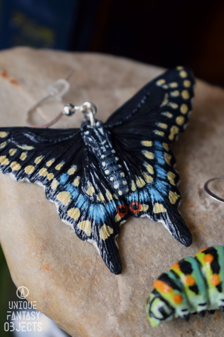 Kolczyki z rzeźbą motyla Papilio polyxenes oraz jego gąsienicy Kolczyki z rzeźbą motyla Papilio polyxenes oraz jego gąsienicy (Unique Fantasy Objects)