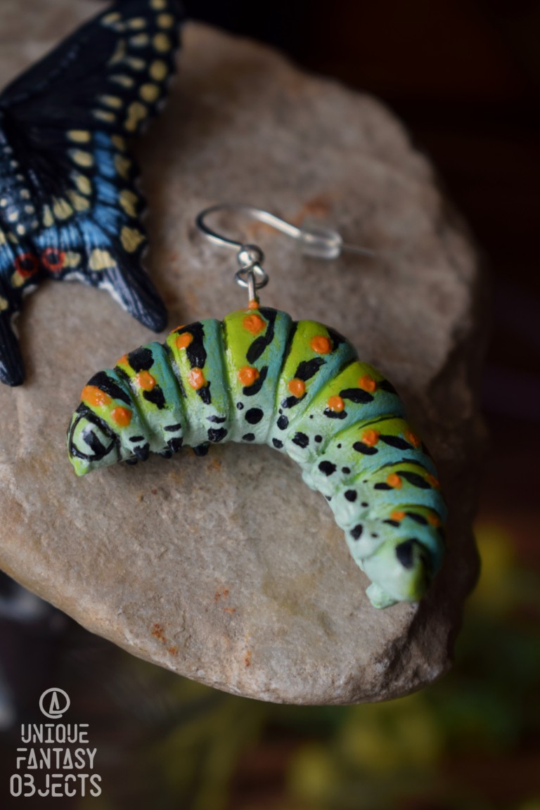 Kolczyki z rzeźbą motyla Papilio polyxenes oraz jego gąsienicy Kolczyki z rzeźbą motyla Papilio polyxenes oraz jego gąsienicy (Unique Fantasy Objects)