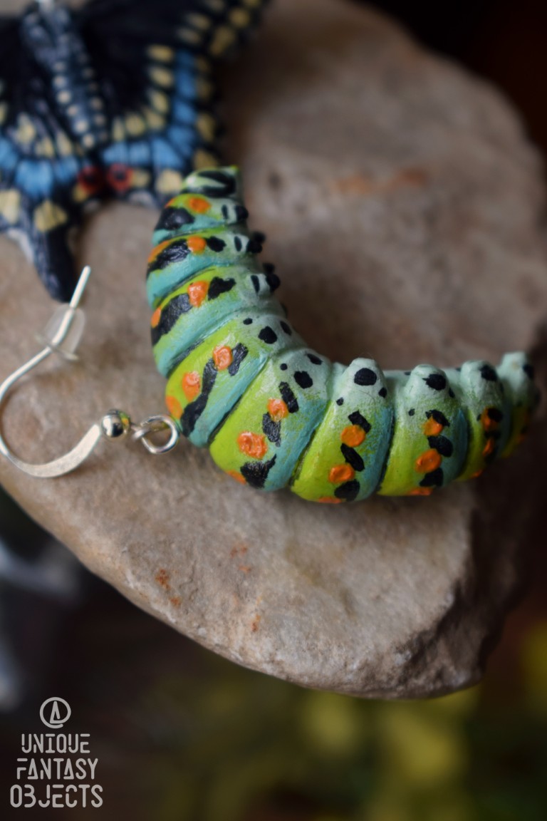 Kolczyki z rzeźbą motyla Papilio polyxenes oraz jego gąsienicy Kolczyki z rzeźbą motyla Papilio polyxenes oraz jego gąsienicy (Unique Fantasy Objects)