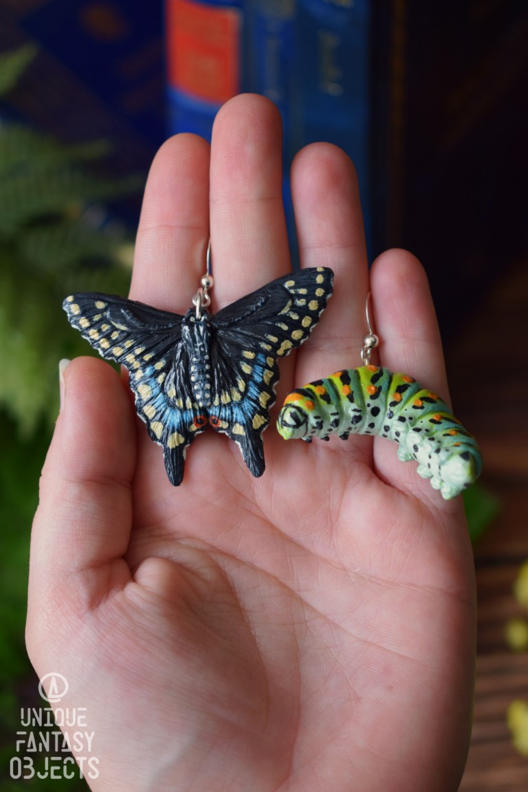 Kolczyki z rzeźbą motyla Papilio polyxenes oraz jego gąsienicy Kolczyki z rzeźbą motyla Papilio polyxenes oraz jego gąsienicy (Unique Fantasy Objects)