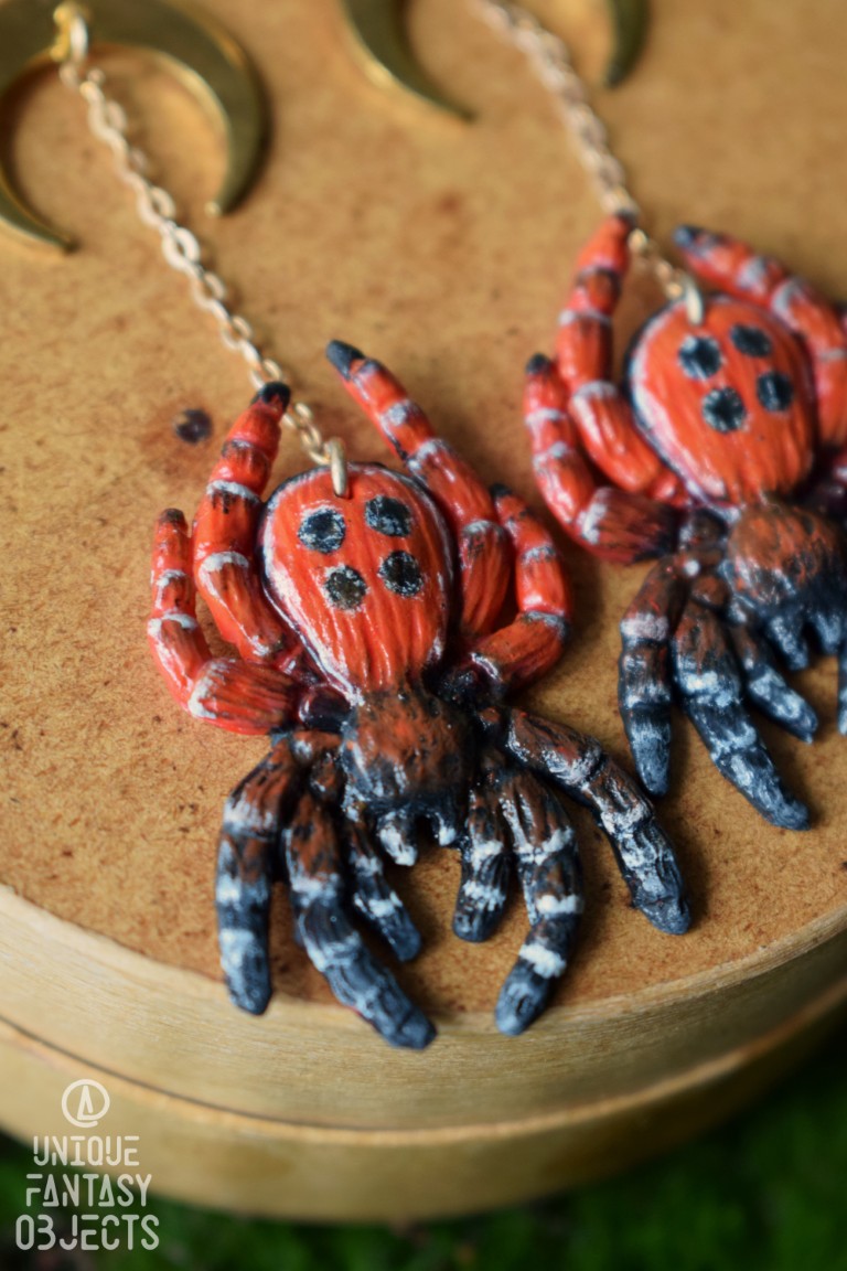 Kolczyki z pająkiem poskocz krasny i łańcuszkami Kolczyki z pająkiem poskocz krasny i łańcuszkami (Unique Fantasy Objects)