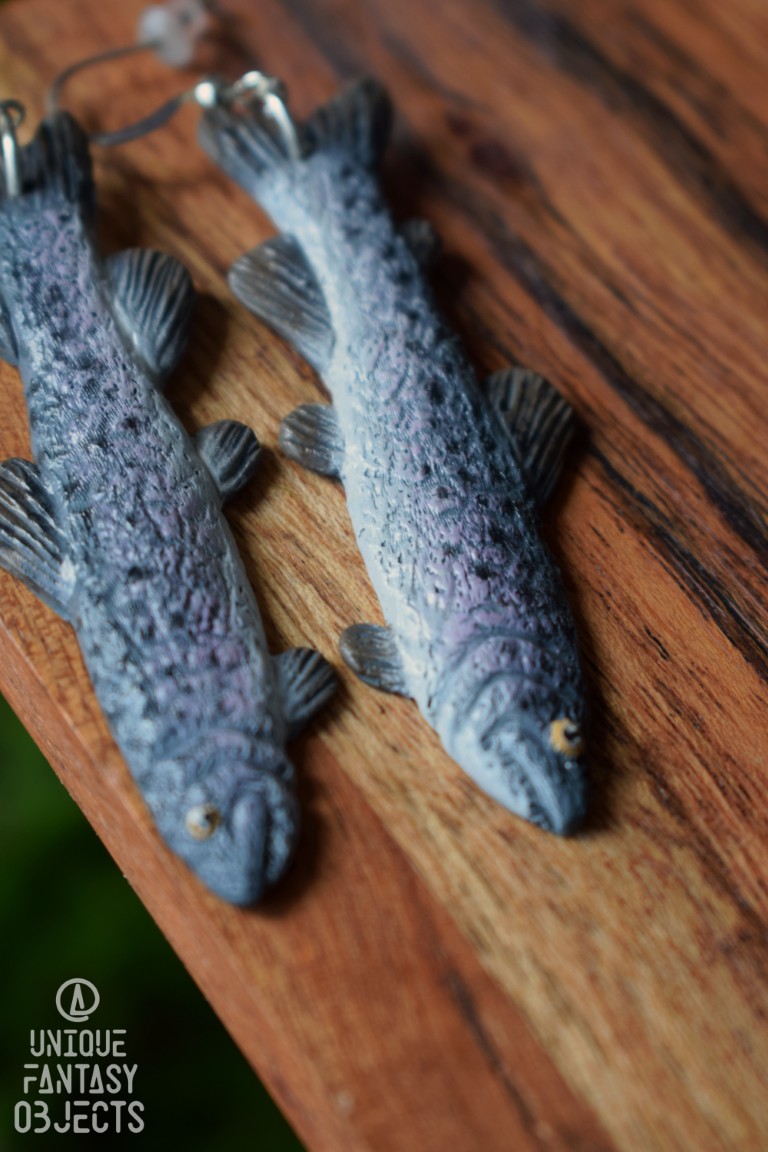 Kolczyki z rzeźbą pstrąga tęczowego Kolczyki z rzeźbą pstrąga tęczowego (Unique Fantasy Objects)