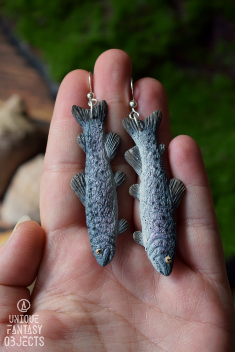 Kolczyki z rzeźbą pstrąga tęczowego Kolczyki z rzeźbą pstrąga tęczowego (Unique Fantasy Objects)