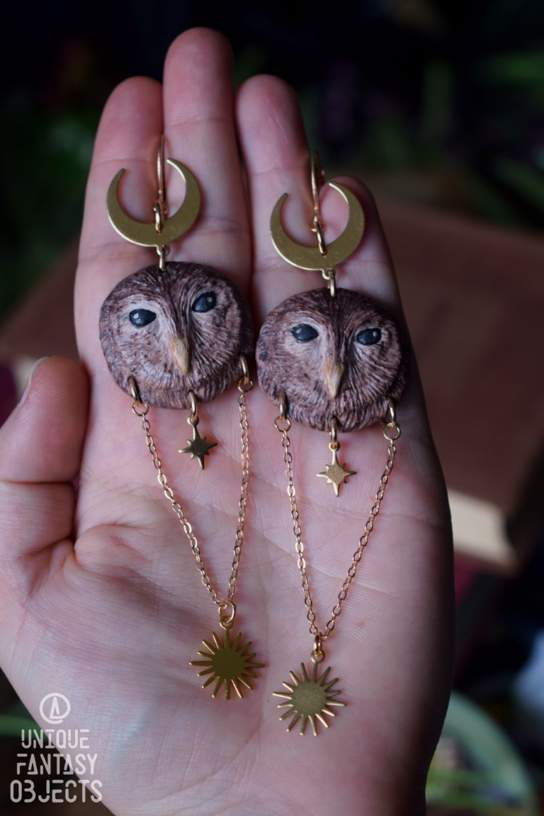 Kolczyki z rzeźbą puszczyka zwyczajnego i łańcuszkami Kolczyki z rzeźbą puszczyka zwyczajnego i łańcuszkami (Unique Fantasy Objects)