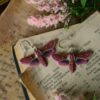 Kolczyki z rzeźbą ćmy zmrocznik gładysz Kolczyki z rzeźbą ćmy zmrocznik gładysz (Unique Fantasy Objects)