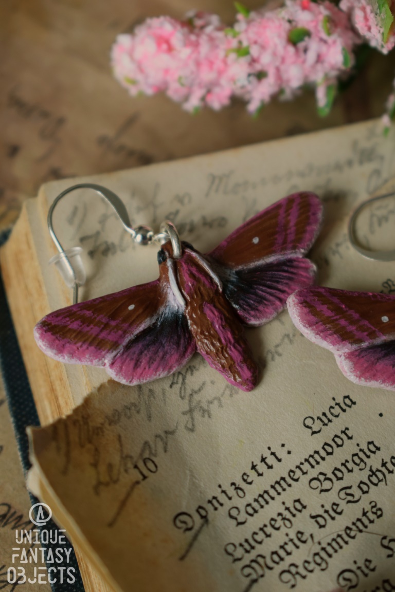 Kolczyki z rzeźbą ćmy zmrocznik gładysz Kolczyki z rzeźbą ćmy zmrocznik gładysz (Unique Fantasy Objects)