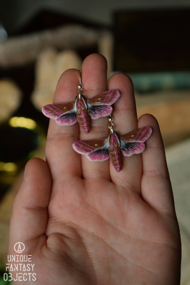 Kolczyki z rzeźbą ćmy zmrocznik gładysz Kolczyki z rzeźbą ćmy zmrocznik gładysz (Unique Fantasy Objects)
