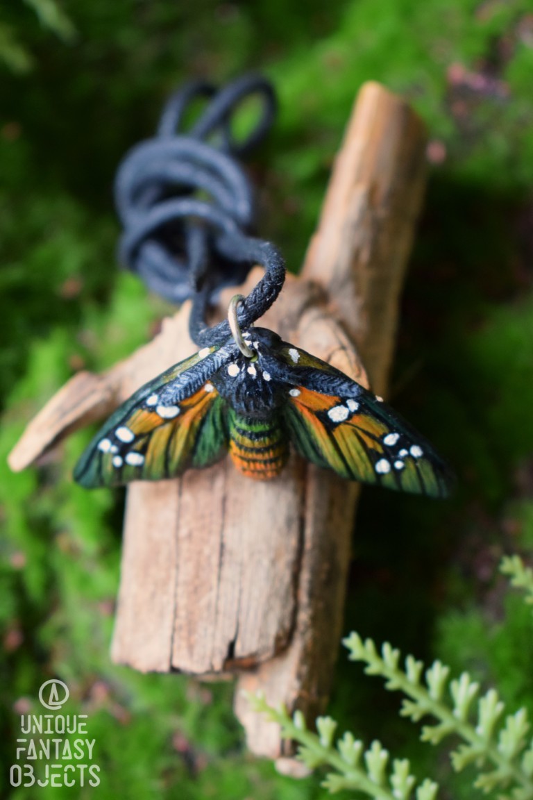 Naszyjnik z rzeźbą ćmy Chrysocale principalis Naszyjnik z rzeźbą ćmy Chrysocale principalis (Unique Fantasy Objects)