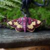 Naszyjnik z rzeźbą ćmy Colomychus talis Naszyjnik z rzeźbą ćmy Colomychus talis (Unique Fantasy Objects)