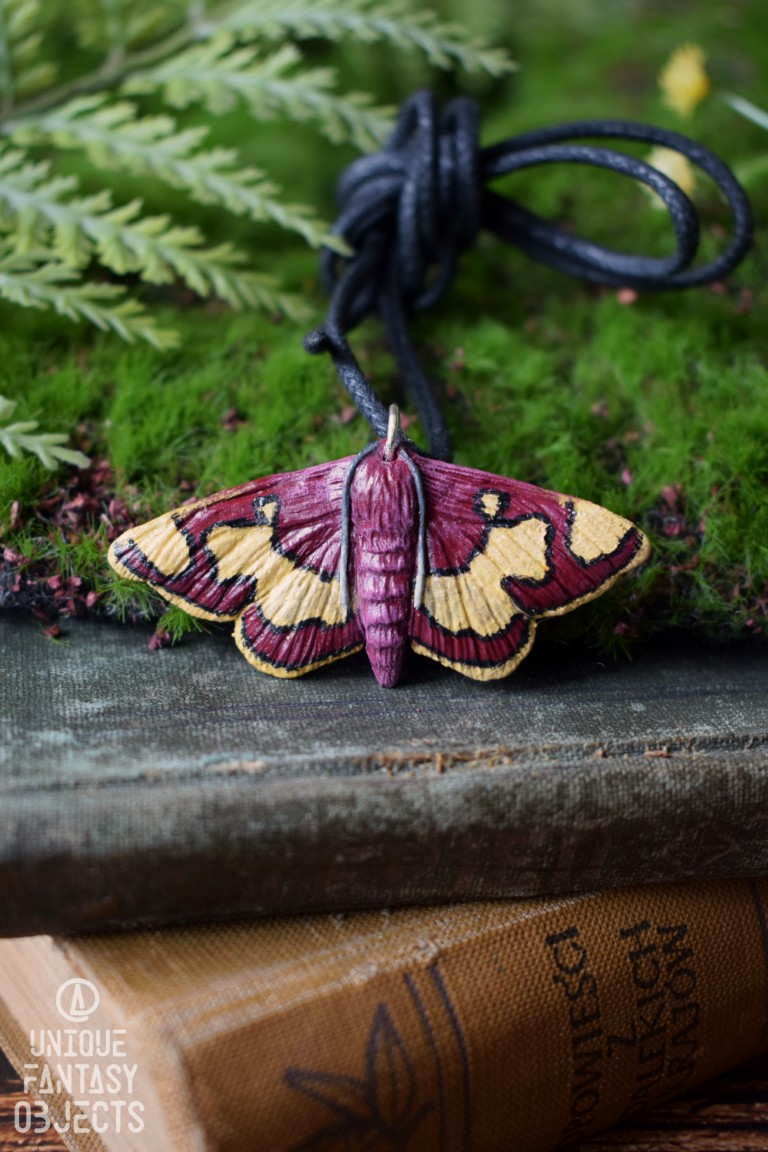 Naszyjnik z rzeźbą ćmy Colomychus talis Naszyjnik z rzeźbą ćmy Colomychus talis (Unique Fantasy Objects)