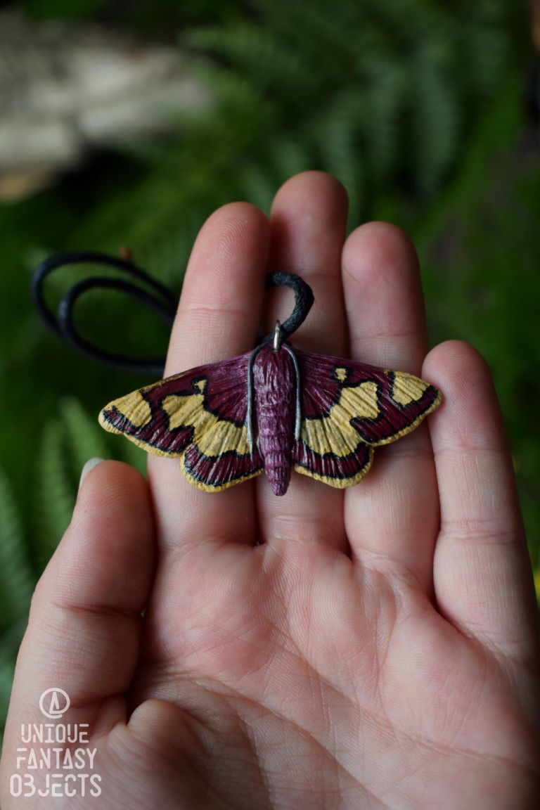Naszyjnik z rzeźbą ćmy Colomychus talis Naszyjnik z rzeźbą ćmy Colomychus talis (Unique Fantasy Objects)