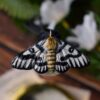 Naszyjnik z rzeżbą ćmy Hemileuca hera Naszyjnik z rzeżbą ćmy Hemileuca hera (Unique Fantasy Objects)