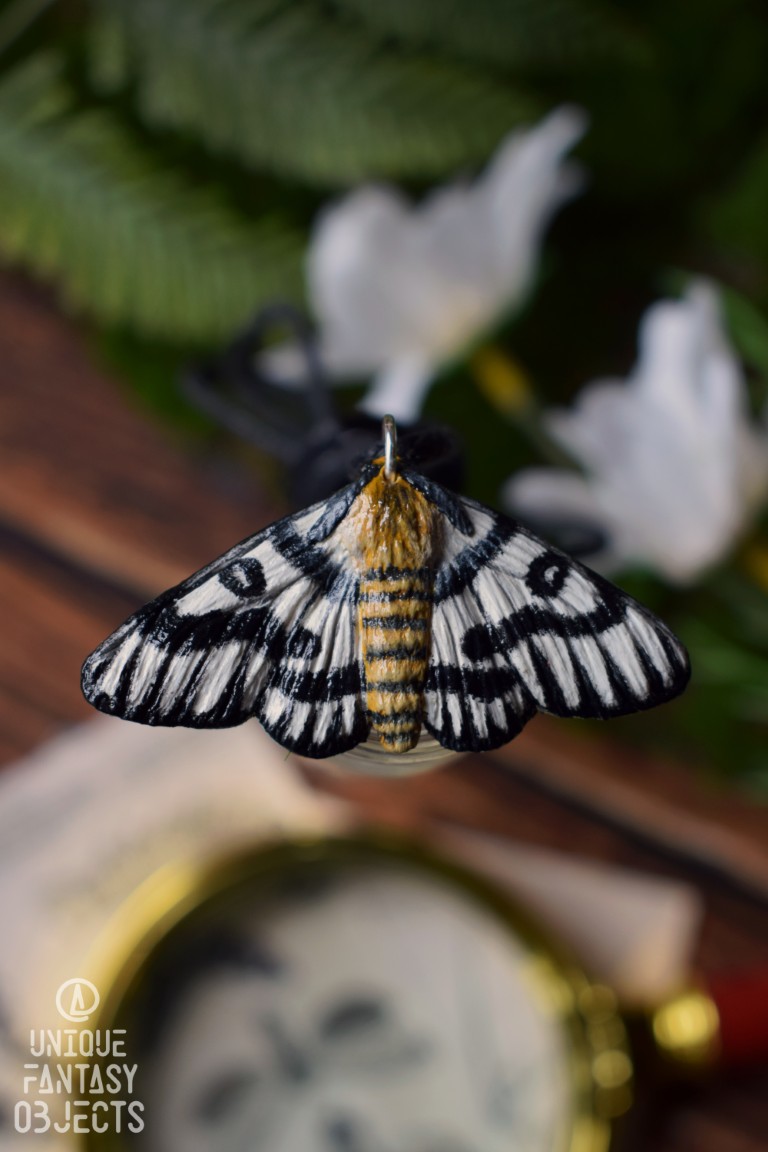 Naszyjnik z rzeżbą ćmy Hemileuca hera Naszyjnik z rzeżbą ćmy Hemileuca hera (Unique Fantasy Objects)