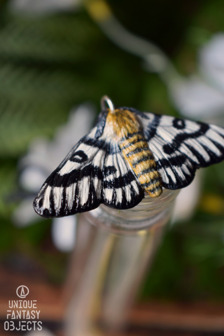 Naszyjnik z rzeżbą ćmy Hemileuca hera Naszyjnik z rzeżbą ćmy Hemileuca hera (Unique Fantasy Objects)