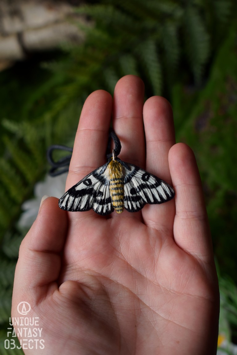 Naszyjnik z rzeżbą ćmy Hemileuca hera Naszyjnik z rzeżbą ćmy Hemileuca hera (Unique Fantasy Objects)