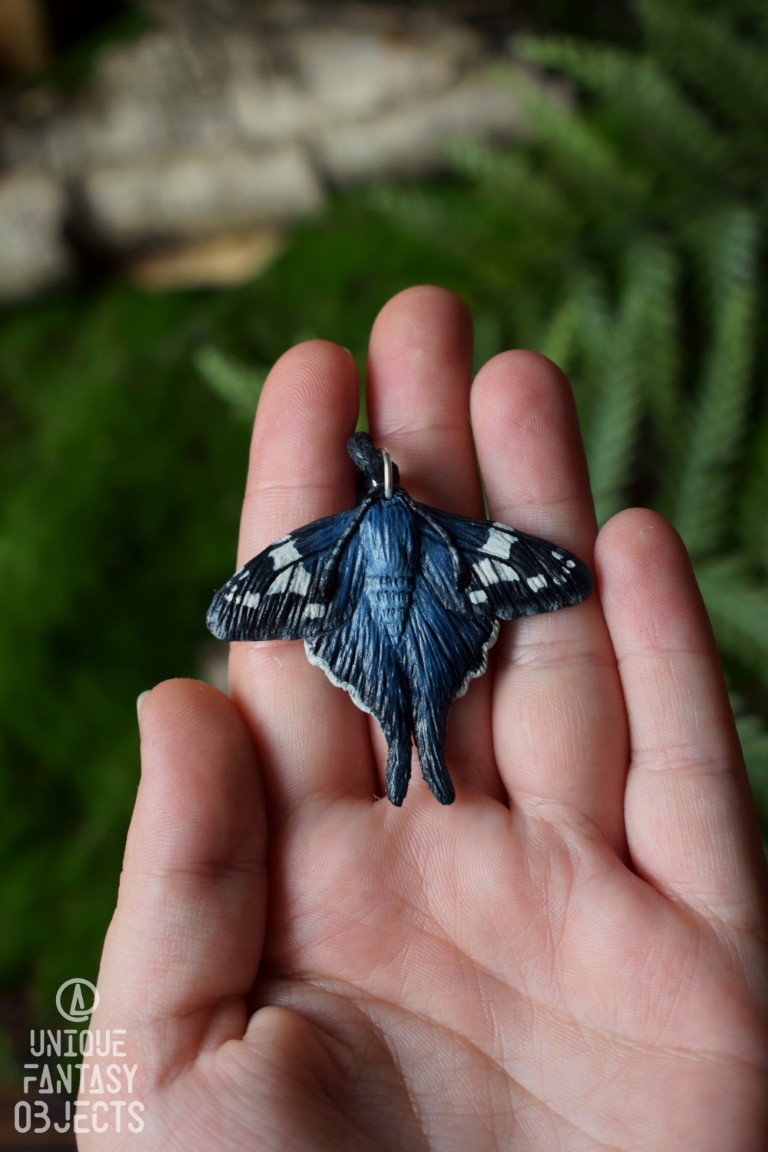 Naszyjnik z rzeźbą ćmy Urbanus proteus Naszyjnik z rzeźbą ćmy Urbanus proteus (Unique Fantasy Objects)