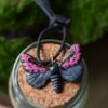Naszyjnik z rzeźbą ćmy Xanthopastis regnatrix Naszyjnik z rzeźbą ćmy Xanthopastis regnatrix (Unique Fantasy Objects)