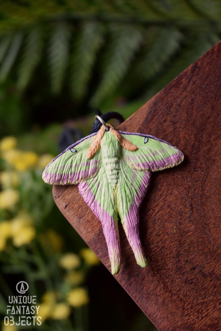 Naszyjnik z rzeźbą ćmy Actias dubernardi Naszyjnik z rzeźbą ćmy Actias dubernardi (Unique Fantasy Objects)