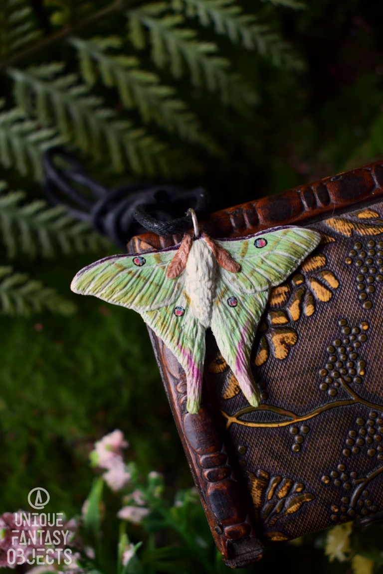 Naszyjnik z rzeźbą ćmy Actias selene Naszyjnik z rzeźbą ćmy Actias selene (Unique Fantasy Objects)