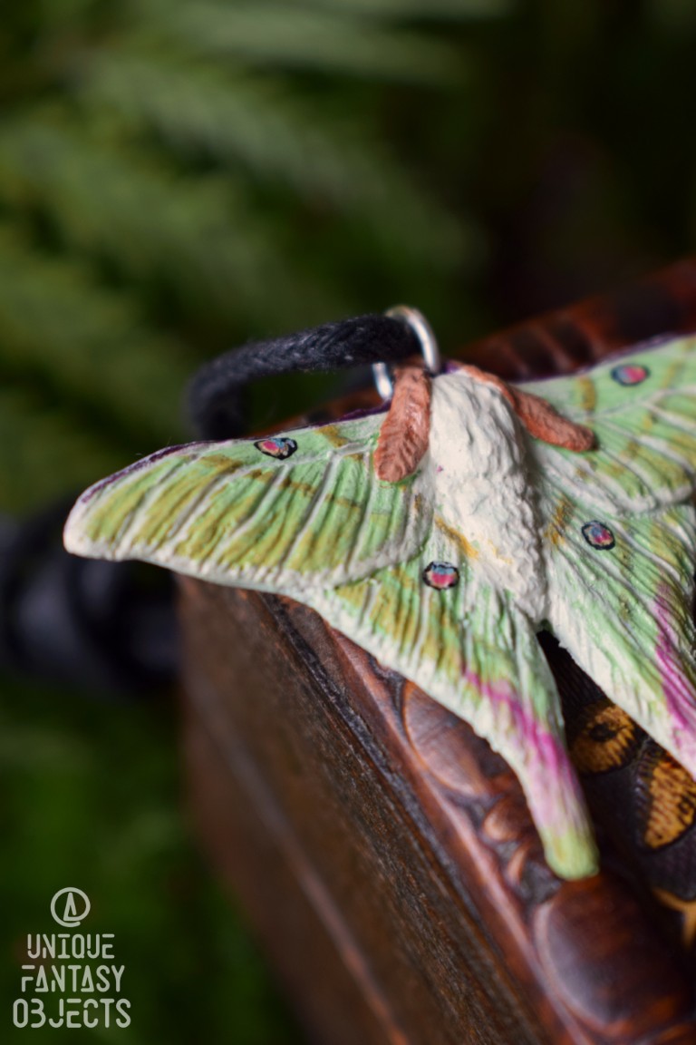 Naszyjnik z rzeźbą ćmy Actias selene Naszyjnik z rzeźbą ćmy Actias selene (Unique Fantasy Objects)