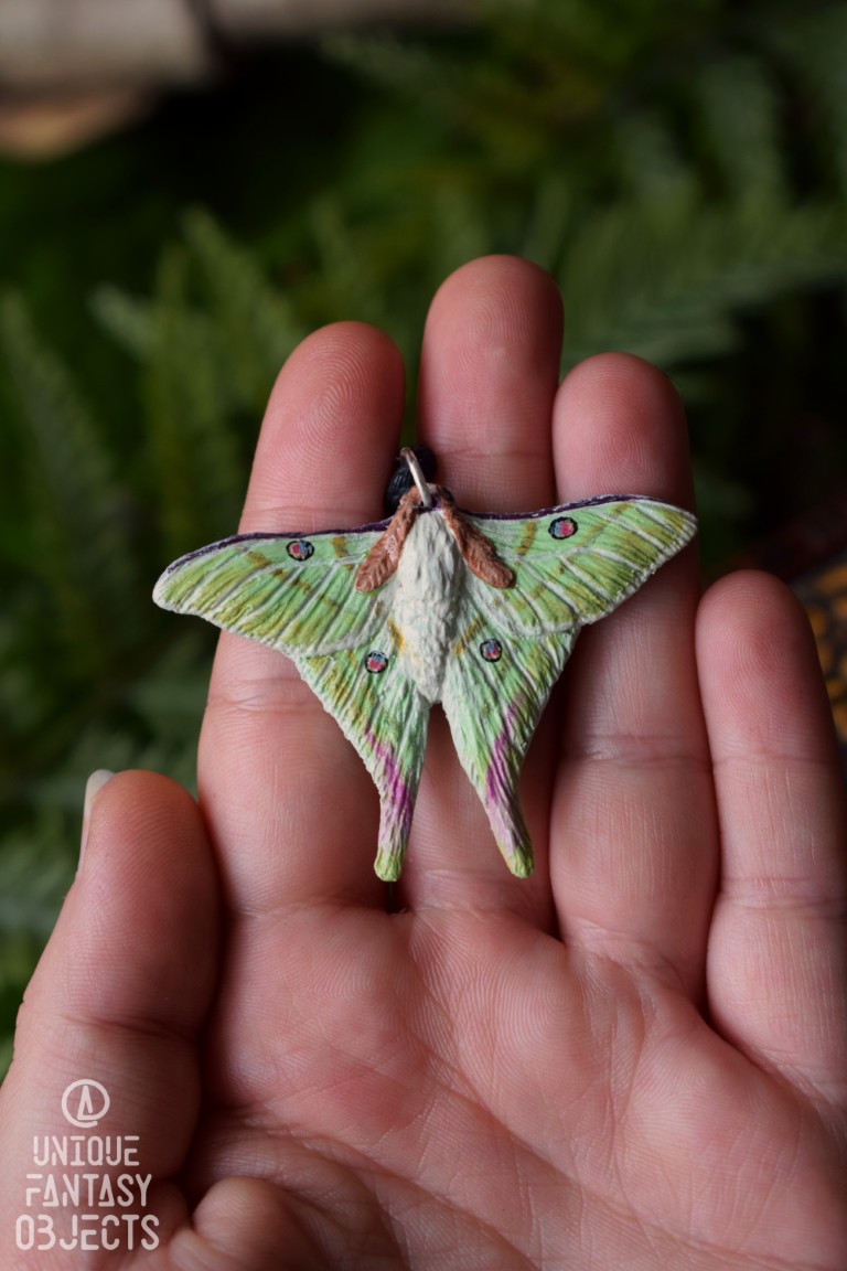 Naszyjnik z rzeźbą ćmy Actias selene Naszyjnik z rzeźbą ćmy Actias selene (Unique Fantasy Objects)