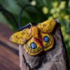Naszyjnik z rzeźbą ćmy Automeris io Naszyjnik z rzeźbą ćmy Automeris io (Unique Fantasy Objects)