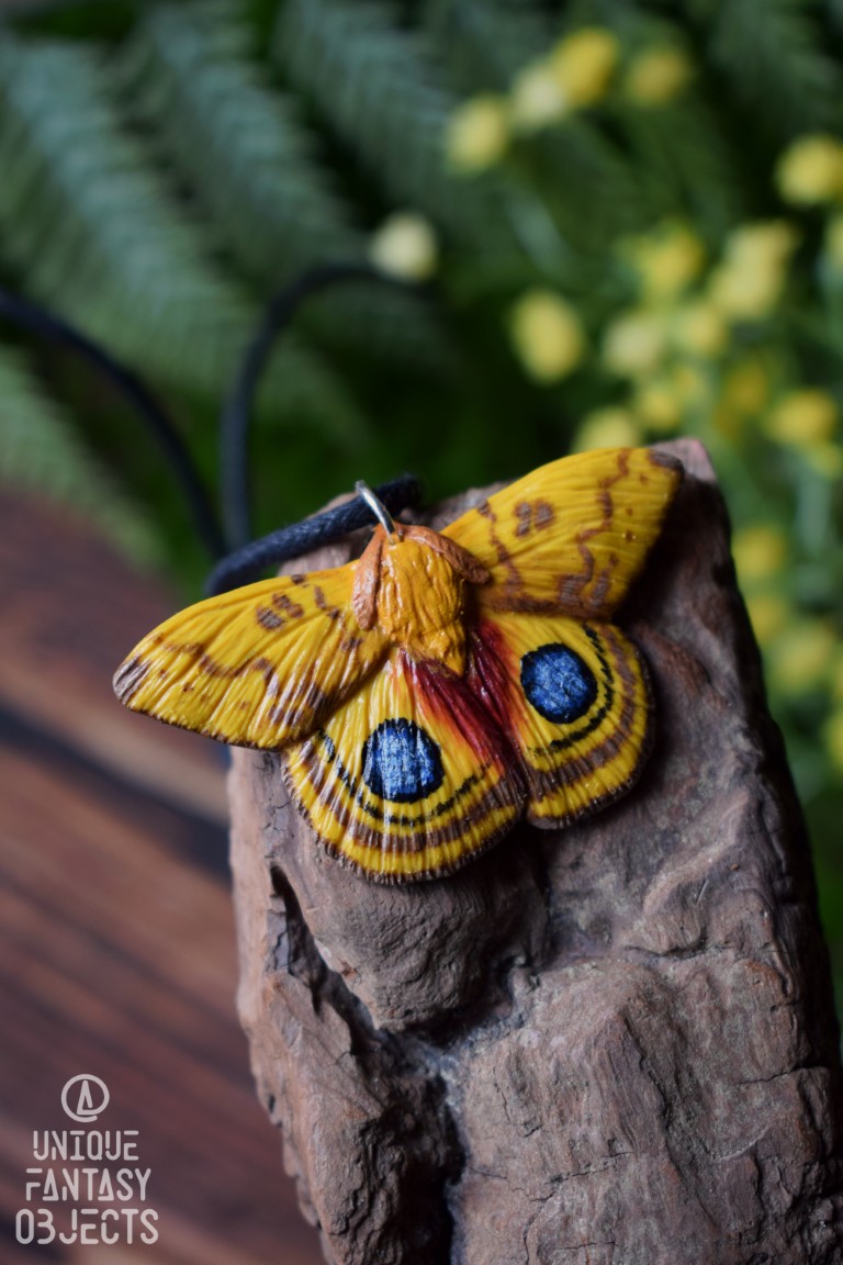 Naszyjnik z rzeźbą ćmy Automeris io Naszyjnik z rzeźbą ćmy Automeris io (Unique Fantasy Objects)