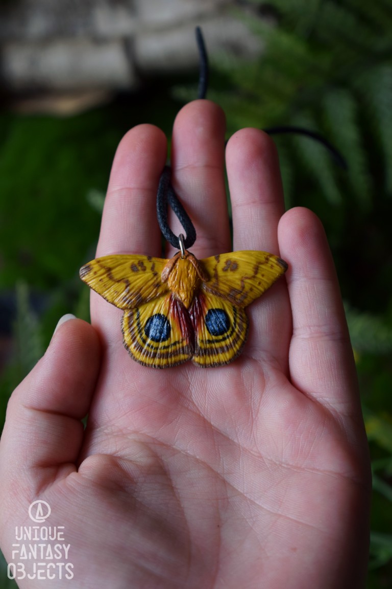 Naszyjnik z rzeźbą ćmy Automeris io Naszyjnik z rzeźbą ćmy Automeris io (Unique Fantasy Objects)