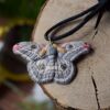 Naszyjnik z rzeźbą ćmy pawica grabówka Naszyjnik z rzeźbą ćmy pawica grabówka (Unique Fantasy Objects)