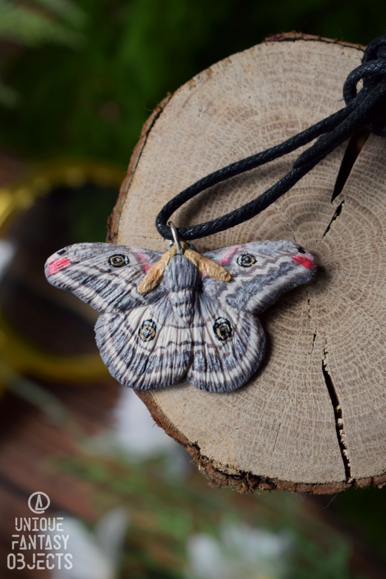 Naszyjnik z rzeźbą ćmy pawica grabówka Naszyjnik z rzeźbą ćmy pawica grabówka (Unique Fantasy Objects)
