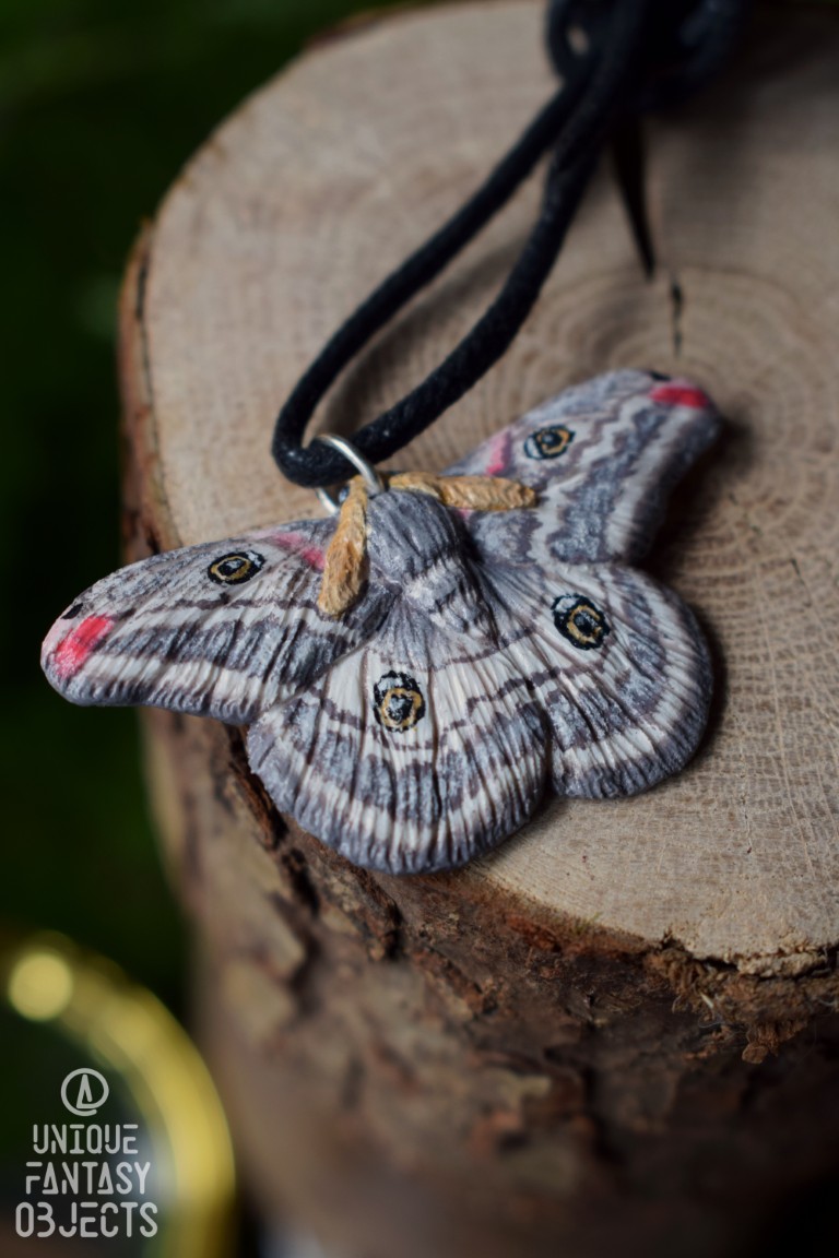 Naszyjnik z rzeźbą ćmy pawica grabówka Naszyjnik z rzeźbą ćmy pawica grabówka (Unique Fantasy Objects)