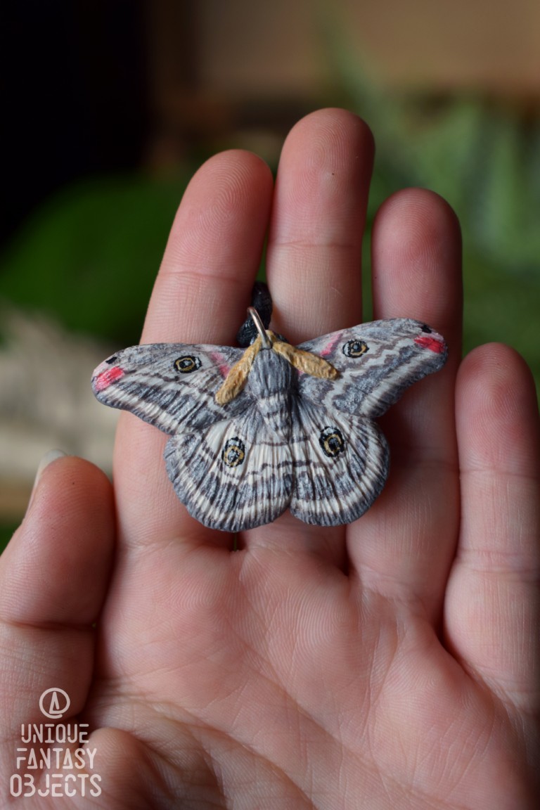 Naszyjnik z rzeźbą ćmy pawica grabówka Naszyjnik z rzeźbą ćmy pawica grabówka (Unique Fantasy Objects)