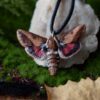 Naszyjnik z rzeźbą ćmy zmrocznik przytuliak Naszyjnik z rzeźbą ćmy zmrocznik przytuliak (Unique Fantasy Objects)