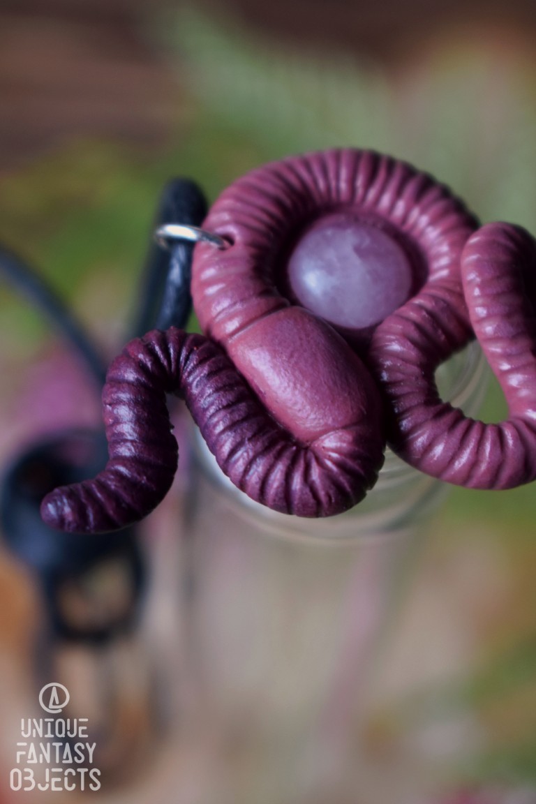 Naszyjnik z dżdżownicami i kwarcem różowym Naszyjnik z dżdżownicami i kwarcem różowym (Unique Fantasy Objects)